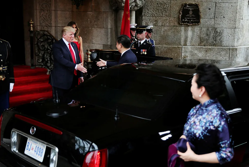 I april møttes USAs president Donald J. Trump og Kinas president Xi Jinping i Florida i håp om å forhandle frem en avtale for å unngå en handelskrig. Her med sine førstedamer Melania Trump og Peng Mar-a-Lago. Foto: CARLOS BARRIA/Reuters/NTB Scanpix