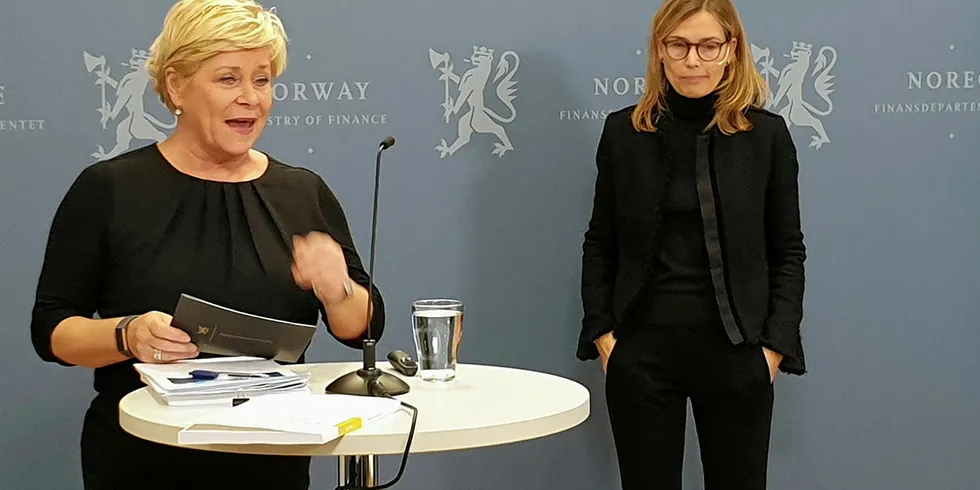 FIKK RAPPORT: Finansminister Siv Jensen (Frp) fikk mandag formiddag overlevert NOU-rapporten om skattlegging av havbruksnæringen fra utvalgets leder Karen Helene Ulltveit-Moe.