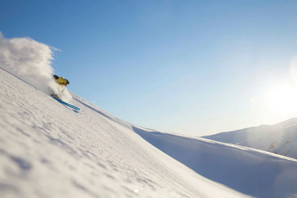Eirik Øvreeide svinger skiene i nærheten av Voss Resort sine skiheiser. Foto: Thomas T. Kleiven