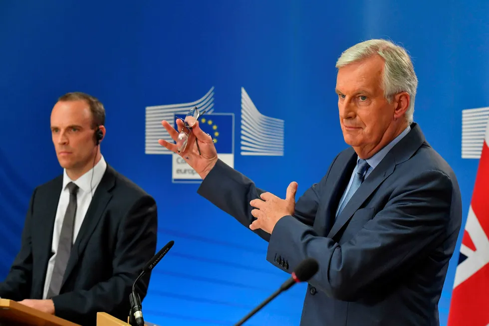 EUs sjefsforhandler Michel Barnier (til høyre) og britenes brexitminister Dominic Raab på pressekonferansen i Brussel torsdag. Foto: JOHN THYS/AFP/NTB Scanpix