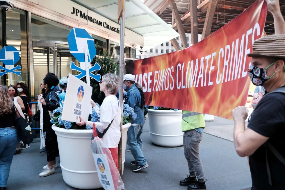 Unge klimaaktivister demonstrerte 17. mai utenfor generalforsamlingen i storbanken JPMorgan Chase i New York i protest mot at banken finansierer utvinning av fossilt brennstoff.