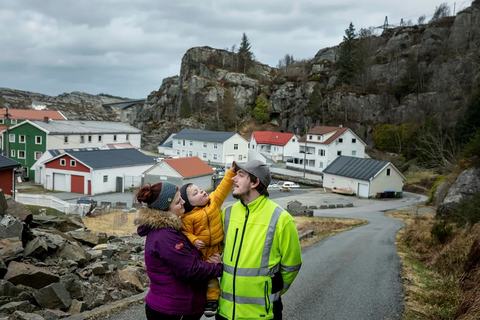 Lene Venge (29) og Hans Ove Nesbø (30) sier de kan klare to måneder med permittering, etter det må de be familien om hjelp. Her sammen med sønnen Viljar Venge Nesbø (2) utenfor hjemmet på Solsvik i Øygarden kommune.