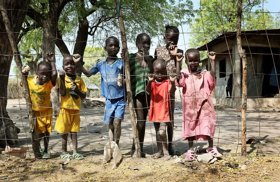 Handel og investeringer gir økonomisk vekst, men også bistand bidrar. Fortsatt er det 700 millioner ekstremt fattige i verden. Her hjemløse barn i Akobo, Sør Sudan. Foto: Sam Mednick/AP/NTB Scanpix