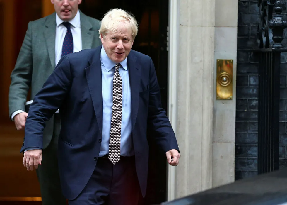 Statsminister Boris Johnson stiller betingelser før et nyvalg 12. desember. Men han må gii seg på løftene om brexit innen utgangen av måneden.