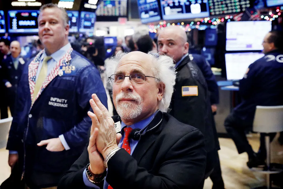 Få bekymringer og lav volatilitet på de internasjonale finansmarkedene har begynt å bekymre ekspertene. Bildet viser trader Peter Tuchman som applauderer på New York-børsen i januar i år. Foto: Lucas Jackson/Reuters/NTB scanpix