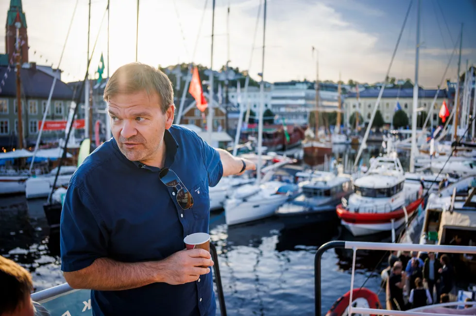 Lakseoppdretter Roger Hofseth eksporterer nær halvparten av fisken til USA, men sier at han sover godt om natten. Her avbildet under Arendalsuka på båten «MS Gamle Havstein», som «Aksjon for Norsk Eierskap» bruker for å fremme sitt syn på formuesskatten.