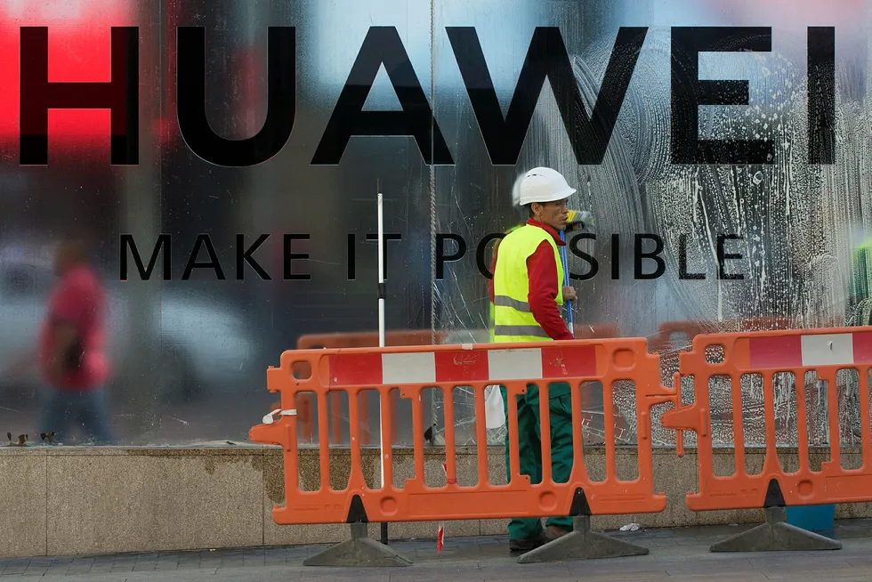 Det kinesiske teknologiselskapet Huawei isoleres. Selskapet har en plan B hvor de skal utvikle egne operativsystemer for smarttelefoner og personlige datamaskiner som skal erstatte Windows og Android fra de amerikanske selskapene Microsoft og Google.
