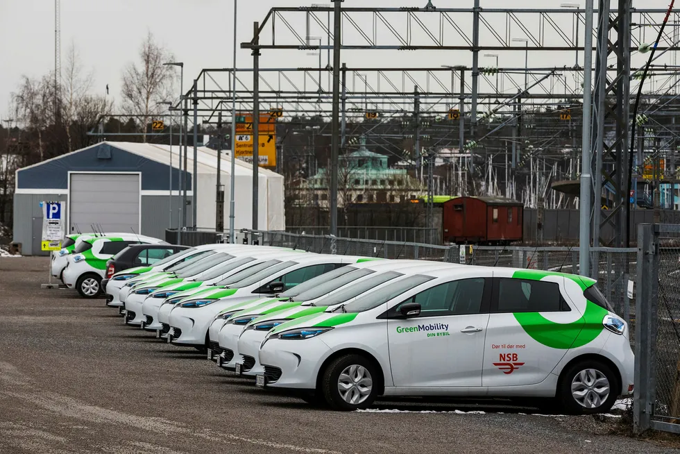 Her står 12 av NSB Bybils 250 biler parkert på Filipstad i Oslo. De avventer tekniske utbedringer og er inntil videre ikke mulig å bestille i appen.