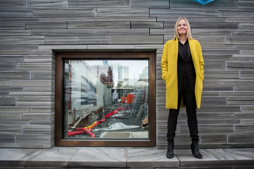 Karin Hindsbo står like ved vinduet hvor byggingen av det nye Nasjonalmuseet ved Rådhusplassen kan beskues.