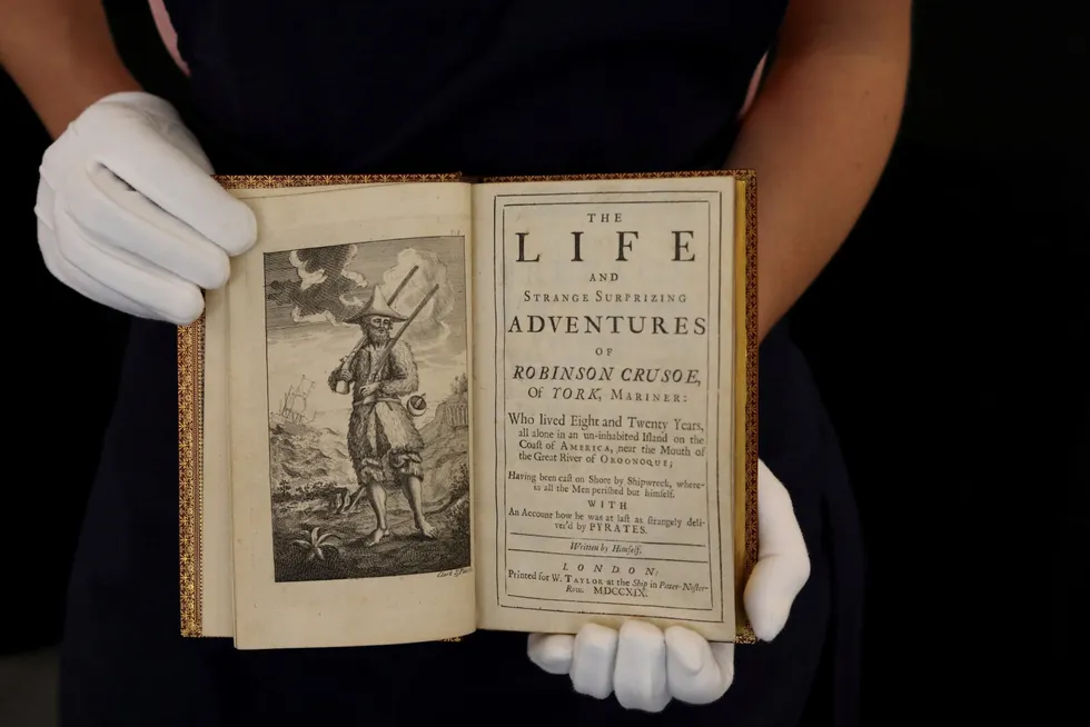En førsteutgave fra 1719–1720 av romanen «The Life and Strange Surprising Adventures of Robinson Crusoe of York, Mariner» av Daniel Defoe.