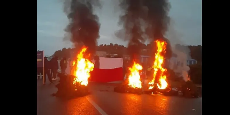 Demonstrerende Biomar-arbeidere stenger hovedveien gjennom Sør-Chile med brennende bildekk.