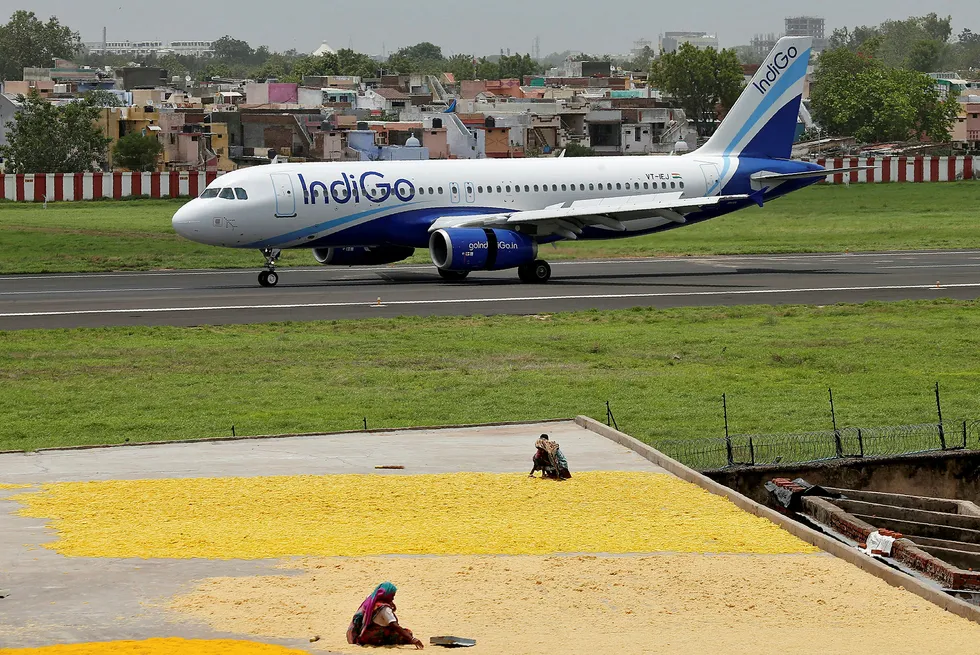 Det indiske lavprisflyselskapet IndiGo har satt inn en rekordstor enkeltordre på Airbus-fly verdt nesten 300 milliarder kroner. Airbus har tatt nesten alt av flykontrakter i Asia i år mens Boeings problemfly 737 Max har stått på bakken.