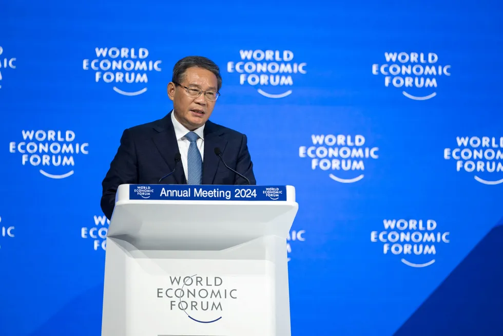 Kinas statsminister Li Qiang lekket de økonomiske vekststatistikkene for 2023 under toppmøtet i Davos.