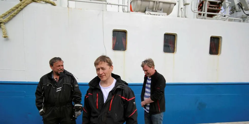 LIKE REGLER: Stein Lyder (i midten), som er daglig leder i Bjarne Nilsen as, mener store kystbåter bør få samme regler som «Bjarne Nilsen» må forholde seg til.Foto: Arne Fenstad