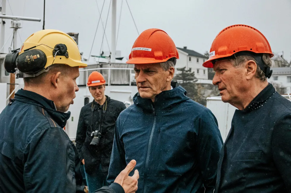 Statsministeren var i mars på Ballstad for å høre om Zerokyst, her representert ved Roger Abrahamsen ved Ballstad Slip AS og Erik Ianssen, prosjektleder Zerokyst. Nå kuttes viktig statsstøtte.