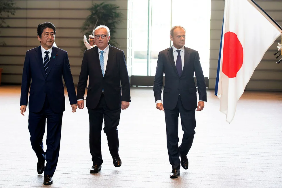 Japans statsminister Shinzo Abe sammen med EU-kommisjonens sjef Jean-Claude Juncker og EUs president Donald Tusk i Tokyo tirsdag. Foto: AP / NTB scanpix