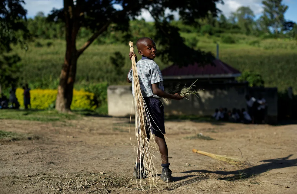 Bistandspenger som skulle gå til fattige, som denne foreldreløse gutten i Rakai, Uganda, forsvant i korrupsjon. Foto: Ben Curtis/AP/NTB Scanpix