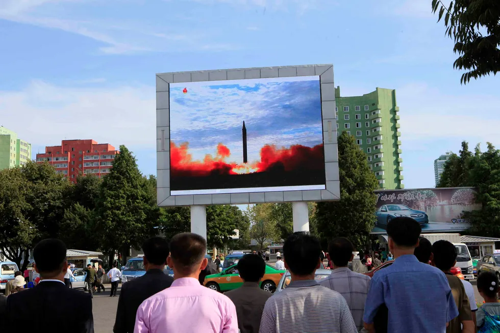 Nord-Korea testet et nyutviklet missil av typen Hwasong-12 i september. Foto: Jon Chol Jin / AP / NTB Scanpix