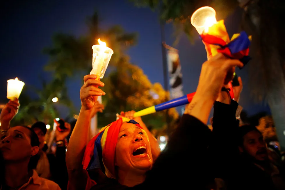 Demonstranter holder opp stearinlys for de drepte i demonstrasjonene mot president Nicolas Maduro i Caracas i Venezuela. Foto: Ariana Cubillos/AP/NTB Scanpix
