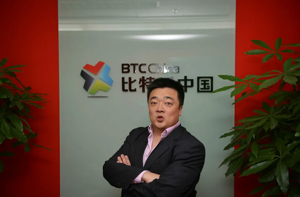 Kinesere flokker til den digitale valutaen bitcoin og har sendt prisen på nesten samme nivå som en unse gull. Bobby Lee står bak Kinas største digitale valutabørs – BTC China. Foto: Peter Parks/AFP/NTB Scanpix
