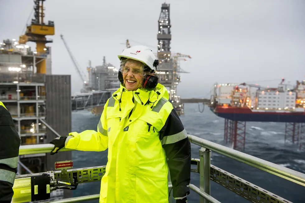 Frp-leder Sylvi Listhaug på oljefeltet Johan Sverdrup. I valgkampen har hun tatt rollen som oljenæringens fremste forsvarer.