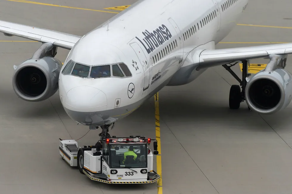 Et Lufthansa-fly blir bykset over tarmacen på Franz-Josef-Strauss- flyplassen i Munchen torsdag. Foto: CHRISTOF STACHE