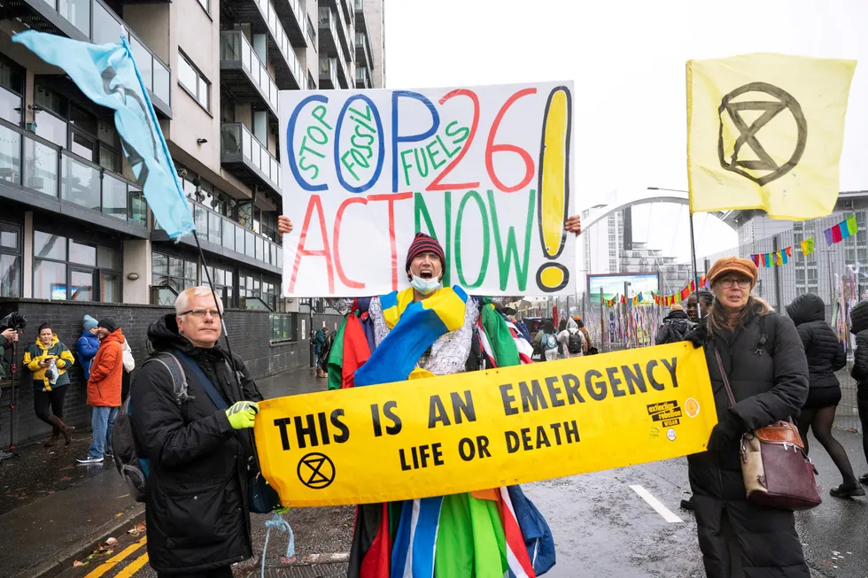 Omfordeling kan ikke være hovedformålet med klimapolitikk: Det må være å kutte utslipp, skriver innleggsforfatter. På bildet: En demonstrant utenfor klimatoppmøtet i Glasgow, 2021.