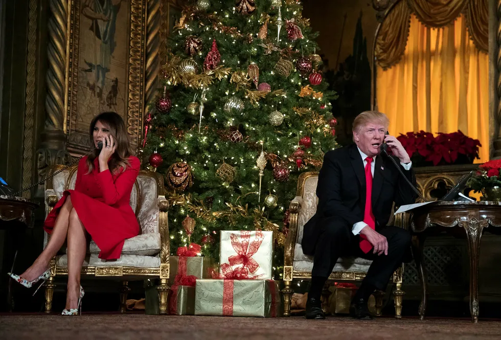 President Donald Trump og førstedame Melania snakket med barn på telefon på julaften. Presidentparet spurte barna hva de ønsket seg og oppdaterte dem på julenissens reiserute. Foto: AP / NTB scanpix