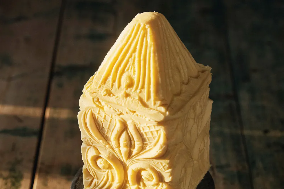 Stassmør. Smørformen er et av klenodiene på Fannremsgården i Orkdal, og ble brukt av Jon Fredrik Skauges oldemor. En stor smørklump med flotte ornamenter på festbordet var status og tydet på velstand.