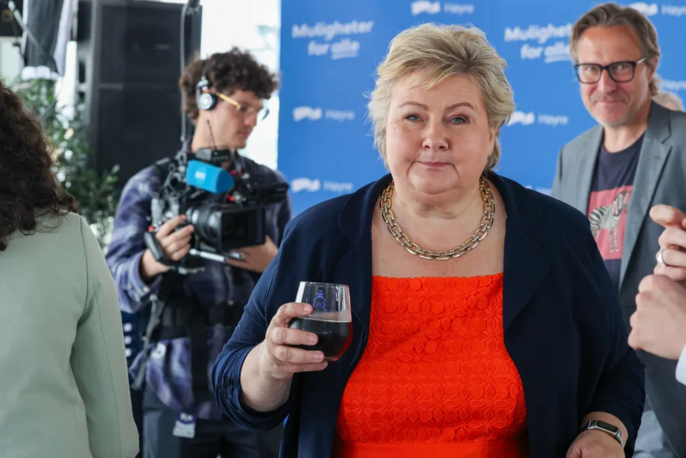 Mens andre de andre politiske partiene har servert jordbær til pressen når de har oppsummert det siste halve året i norsk politikk, flesket Høyre til med jordbær og hamburgere. Her er Erna Solberg med et glass brus.