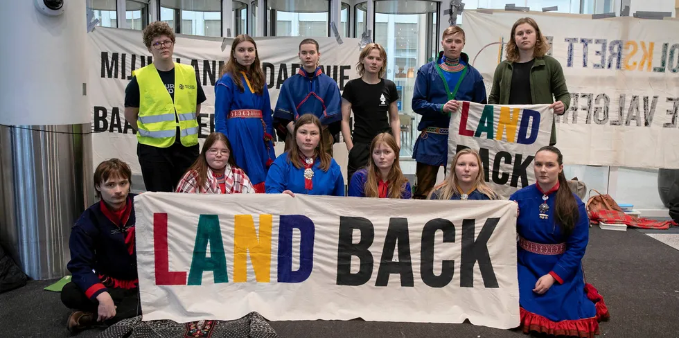 Samiske aktivister og Natur og Ungdom er på dag to inne i resepsjonen til Olje- og energidepartementet.