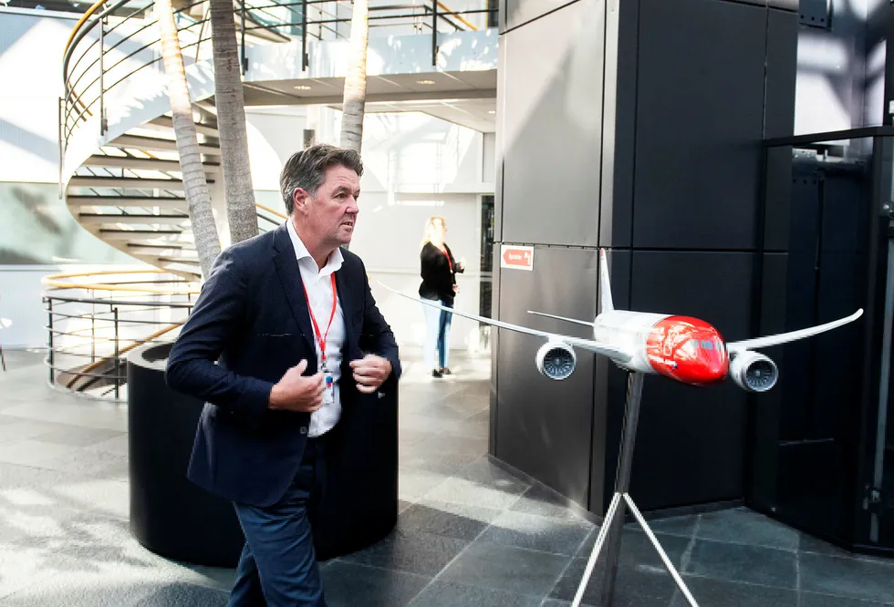 Fungerende konsernsjef Geir Karlsen i Norwegian fikk mandag med seg långiverne på utsatt forfall inntil to år. Han vil ikke garantere at det ikke blir behov for en ny emisjon.