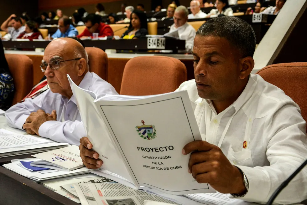 En parlamentariker i Havanna studerer utkastet til ny grunnlov. Nå har folket tre måneder på seg til å komme med innspill til endringer. Deretter blir det folkeavstemning.