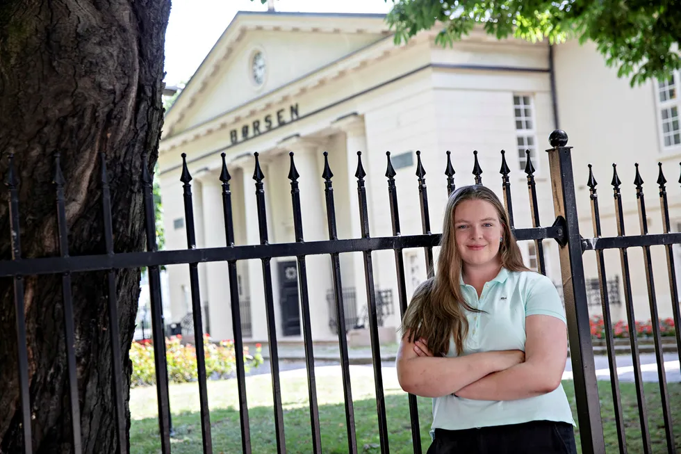 Katarina Klavestad (18) bruker 90 prosent av lønnen på å spare i aksjer.