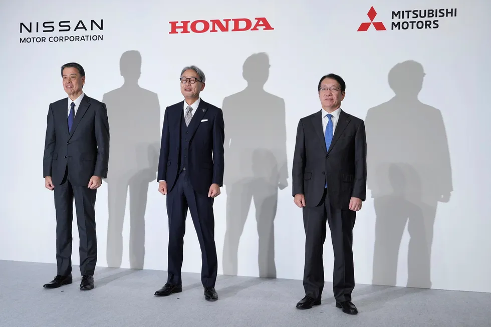 Mandag denne uken avholdt fra venstre Nissan-sjef Makoto Uchida, Honda-sjef Toshihiro Mibe og Mitsubishi Motors-sjef Takao Kato en felles pressekonferanse. De to førstnevnte har innledet forhandlinger om en fusjon, mens Mitsubishi Motors er blitt invitert til å være med.