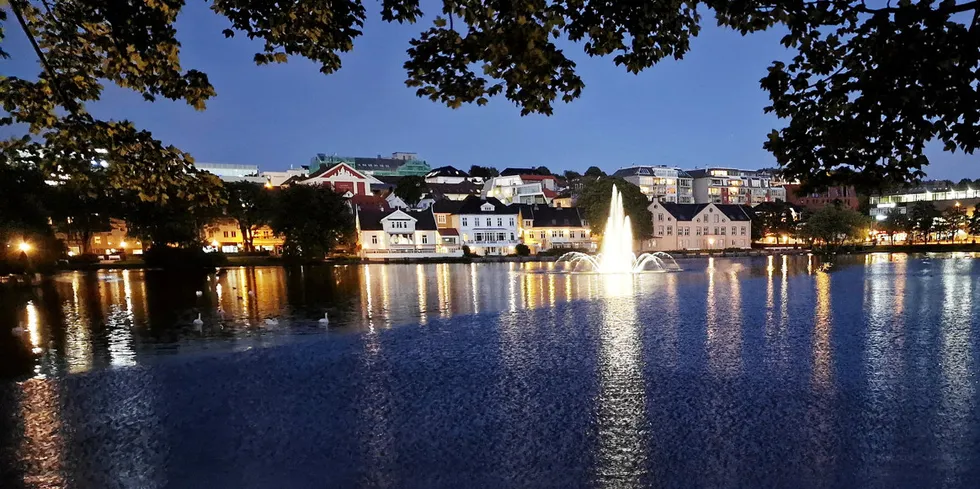 Produsentene nær Stavanger og resten av NO2 får årets høyeste strømpriser i spotmarkedet tirsdag. For første gang i år klatrer prisen over 2 kroner/kWh i Norges største produksjonsområde.