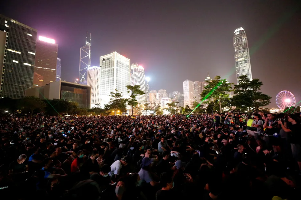 Tusenvis av regjeringskritiske demonstranter samlet seg lørdag kveld i Tamarparken i Hongkong. Lørdag er det fem år siden den såkalte paraplybevegelsen ble startet. Foto: Vincent Thian / AP / NTB scanpix