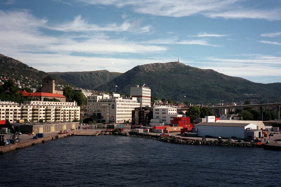 Avbildet er Bergen Havn og Dokkeskjærskaien mot Ulriken, sett fra Hurtigruten. Foto: Knai, Vidar/NTB Scanpix