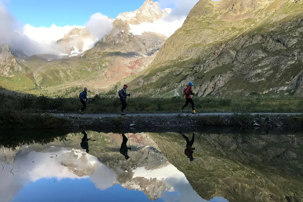 Alpene bærer preg av global oppvarming. Den «grønne» sesongen varer stadig lenger. Bildet viser løpere som konkurrerer i et ultraløp i Chamonix i Frankrike.