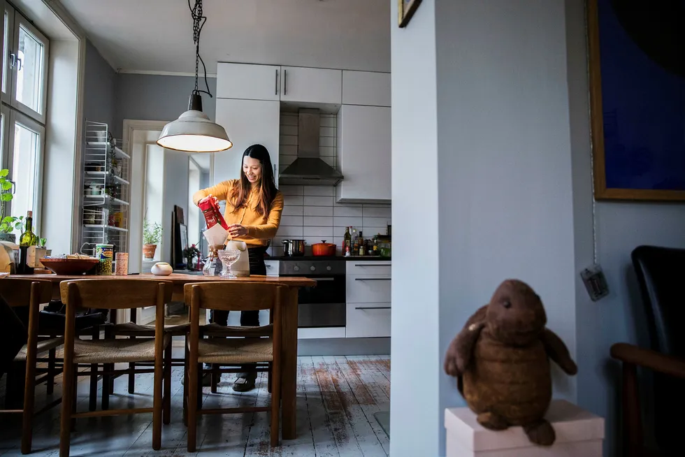 Alina Tran (36) leier jevnlig ut leiligheten sin i Gamlebyen i Oslo med to soverom på Airbnb. Foto: Per Thrana