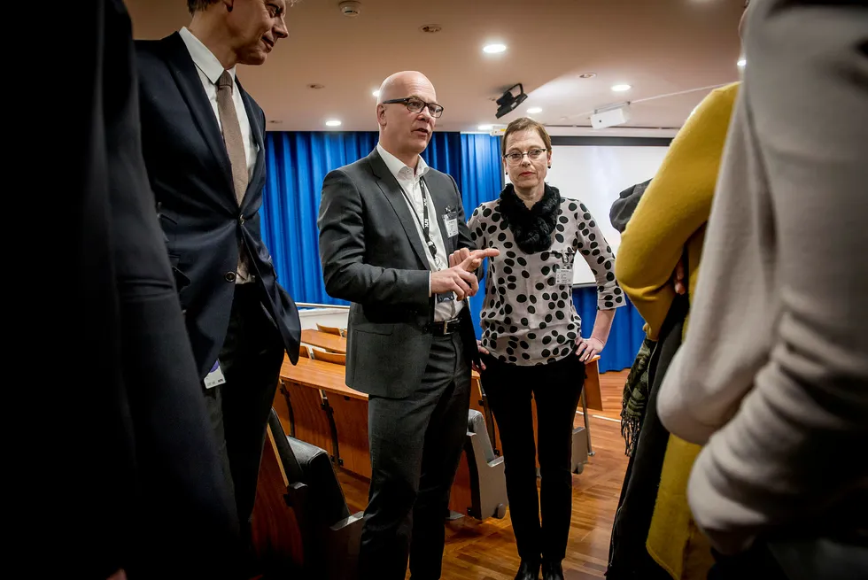Kringkastingssjef Thor Gjermund Eriksen i diskusjon med Medietilsynets direktør, Mari Velsand. Foto: Gorm K. Gaare
