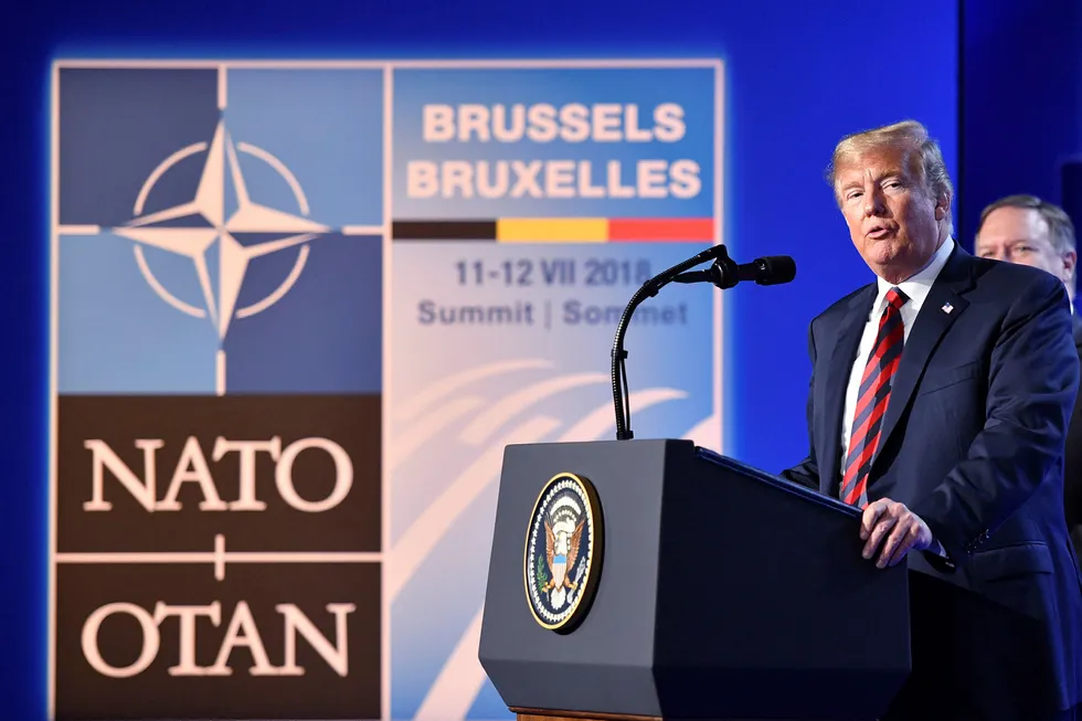 Vi har nå hatt en langhelg – noen vil si altfor lang – med Trump i Europa. Media er hysteriske i sin fordømmelse og folk tropper opp i demonstrasjonstog. Dette er barnslig, skriver artikkelforfatteren. Her Trump under en pressekonferanse hos NATO sitt hovedkvarter i Brussel, Belgia. Foto: Geert Vanden Wijngaert/AP/NTB scanpix