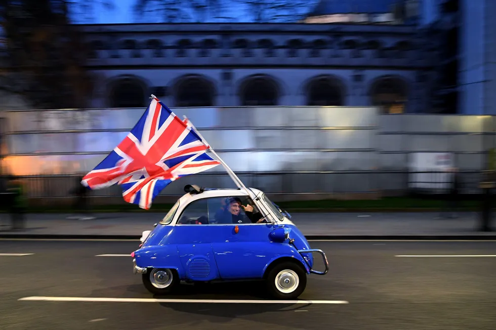 Hva som skjer med Storbritannia fremover, er helt opp til britene selv, men nå har de faktisk friheten til det, skriver innleggsforfatteren. 31. januar 2020, dagen da Storbritannia formelt forlot EU, feiret denne mannen med å veive det britiske flagget mens han kjørte rundt i bilen sin på Parliament Square i London.