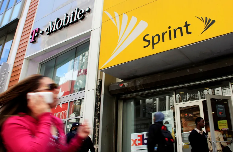 T-Mobile og Sprint kan spare milliarder på å slå seg sammen. Her konkurrerer de to selskapene i New York. Foto: Mark Lennihan/AP/NTB Scanpix