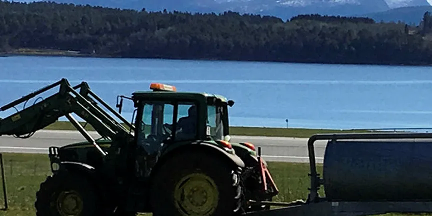 Snart kan det være at gjødselet som spres på enger i Norge inneholder restene av fiskeslam.