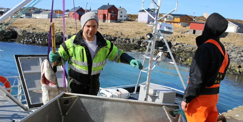 Fisker Ivo Poga på båten «Leah Marie» leverer fangst til Gamvik Seafood.