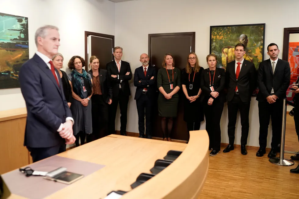 Statssekretærene og rådgiverne til Jonas Gahr Støre da han overtok som statsminister i fjor. Wegard Harsvik med korslagte armer i hjørnet.