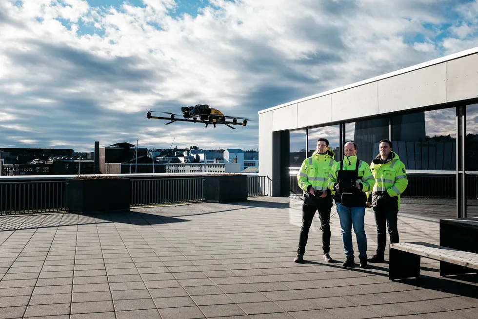 Nordic Unmanned har utviklet sin egen drone, men storkontrakten skal flys med mye større, innkjøpte droner, med rekkevidde på 50 kilometer. Knut Roar Wiig (til høyre) leder selskapet, mens Ernst Morten Aasen (midten) er droneoperatør og trener har sammen med rådgiver Alexander Hatlestad.
