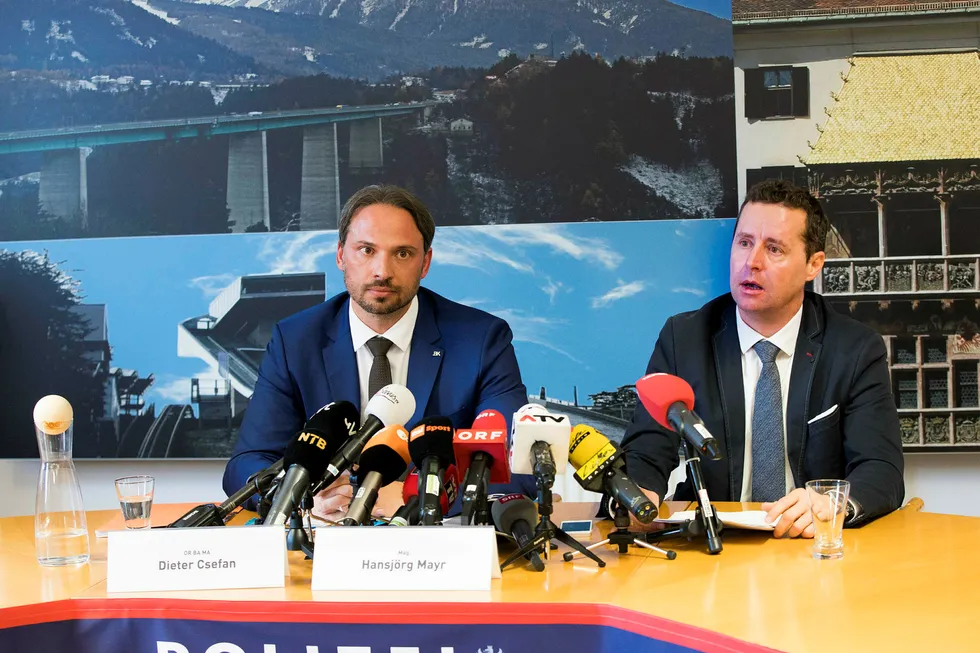 Dieter Csefan (til venstre) og Hansjörg Mayr fra Østerriksk politi under en pressekonferanse etter en dopingrazzia under VM på ski i Seefeld.