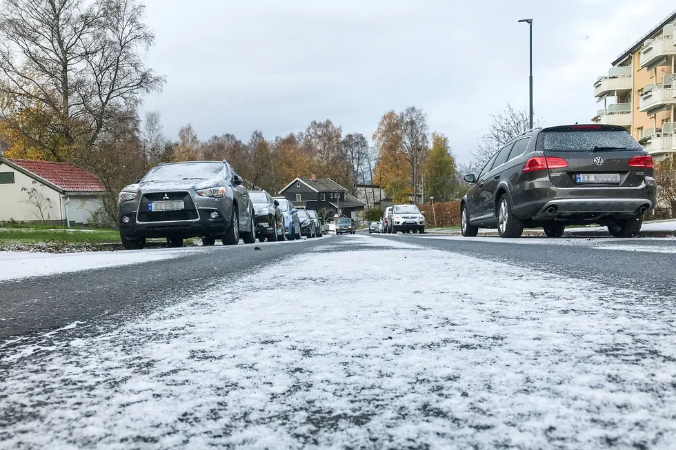 Mandag morgen kom sesongens første snø i Oslo, som her i Kurveien på Kjelsås i Oslo. Tirsdag morgen er det forvandlet til full snøkoas.